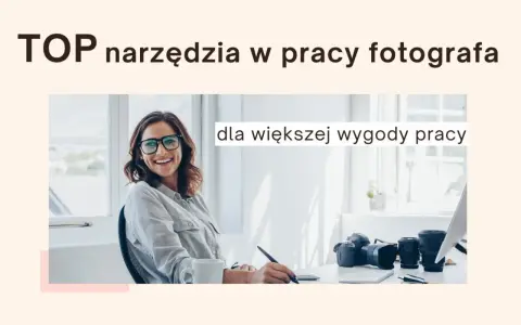 Uśmiechnięta fotografka przy biurku z aparatem i obiektywami. Odkryj najlepsze aplikacje dla fotografów, które ułatwią Ci pracę.
