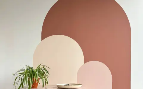 Moderne Wandgestaltung mit geometrischen Bögen in warmen Erdtönen. Tolle Ideen, Muster und Inspiration, um deine Wand selber zu malen.