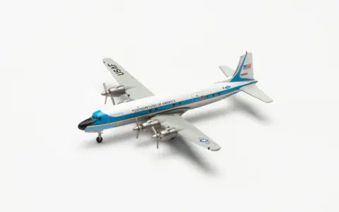 Modellflugzeug der US Air Force im Maßstab 1 zu 1000, mit blauen Streifen und der Aufschrift "UNITED STATES OF AMERICA".