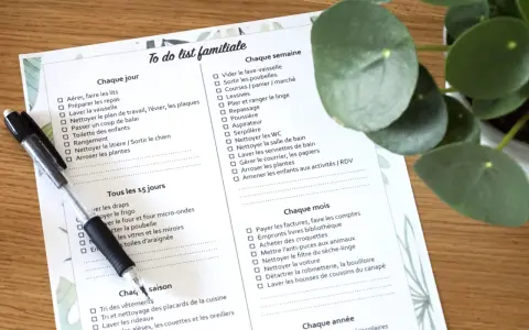 Une liste de tâches familiales avec des cases à cocher pour la planification des corvées quotidiennes, hebdomadaires, mensuelles et saisonnières.