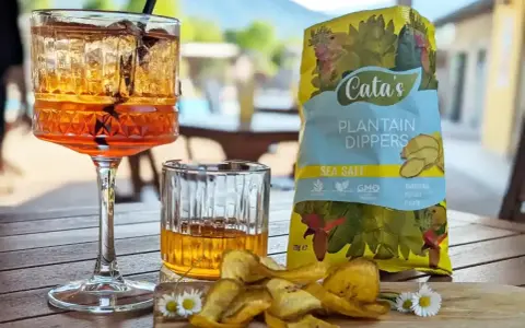 Ein Aperitif mit Plantain-Chips von Cata's. Perfekt, um den Abend einzuläuten.