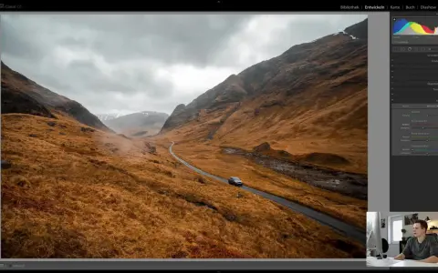 Paysage écossais traité dans Lightroom, avec une voiture sur une route sinueuse. L'ouverture sur la lumière de Lightroom France révèle des teintes chaudes et dramatiques.