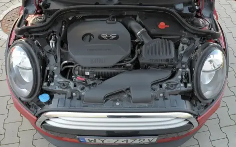 Otwarta maska czerwonego Mini Cooper ukazuje silnik TwinPower Turbo.