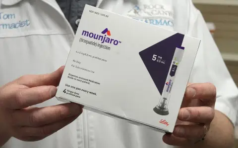 Farmaceuta pokazuje opakowanie Mounjaro, leku na otyłość. Zawiera cztery jednodawkowe peny do wstrzykiwań.