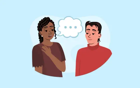 Dos personas conversan. Ella, con mano en el pecho, comparte ideas, quizás inspirada por frases célebres en francés. Él escucha atentamente.