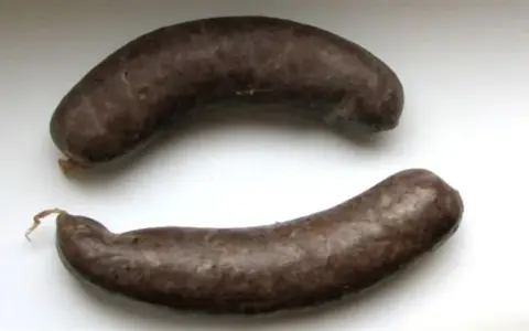 Czym się różni kaszanka od krupnioka? Kluczowe różnice i smaki
