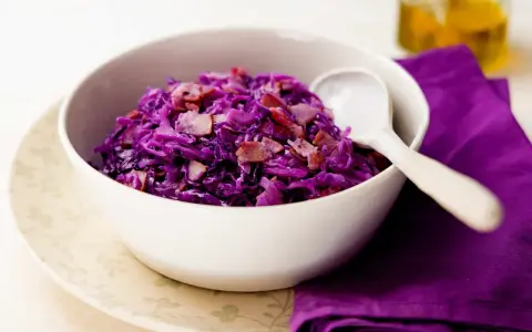 Repollo morado con tocino, ideal para recetas de repollo para niños. Un plato colorido y sabroso.
