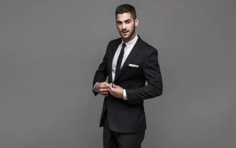 Uomo elegante con un completo nero, perfetto per il colore vestito laurea uomo.