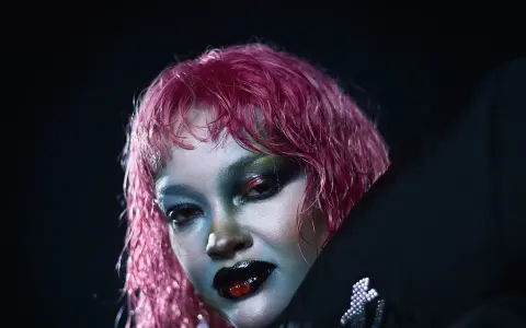 Daniela Rathana konsert: en artist med rosa hår och dramatisk sminkning, redo att leverera en oförglömlig show.