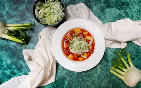 En skål med korvsoppa, potatis och fänkål. Ett enkelt korvsoppa recept som passar perfekt för en kall dag.