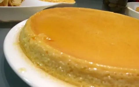 Budino di semolino fatto in casa da Benedetta, dorato e lucido, pronto per essere gustato.