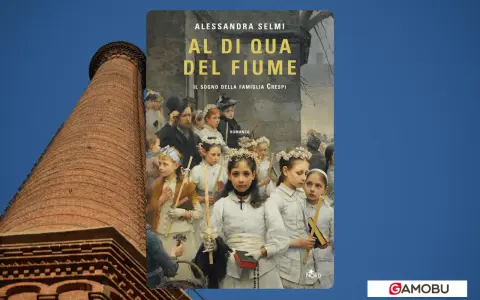 Copertina del romanzo "Al di qua del fiume" di Alessandra Selmi, con un gruppo di bambine in abiti bianchi. La storia, un riassunto della famiglia Crespi, è ambientata vicino a un imponente camino in mattoni.