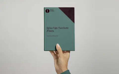 Mano che regge "Fosca" di Iginio Ugo Tarchetti, un classico Oscar.