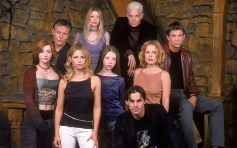 Il cast di Buffy l'ammazzavampiri posa insieme, pronto ad affrontare le forze oscure.