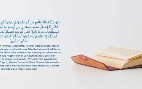 Ein aufgeschlagenes Buch mit arabischer Schrift und deutscher Übersetzung. Es beschreibt die Sühne für gebrochene Eide, einschließlich der Möglichkeit, krank zu fasten.