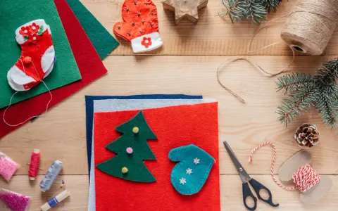Materiały do tworzenia świątecznych kartki diy: filc, sznurek, igły, nożyczki, koraliki i ozdoby.