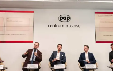 Panel dyskusyjny w Centrum Prasowym PAP. Prelegenci omawiają reakcję na gracza w kryzysie, wskazując na problemy z procedurami zamiast realnego wsparcia.