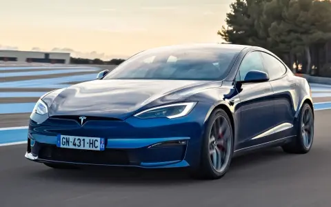 Niebieski Tesla Model S na torze wyścigowym. Sprawdź aktualną tesla model s cena i osiągi tego elektrycznego cudu techniki.