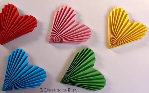 Corazones de papel plegado en rojo, rosa, amarillo, azul y verde. Perfectas manualidades para decoración de San Valentín.