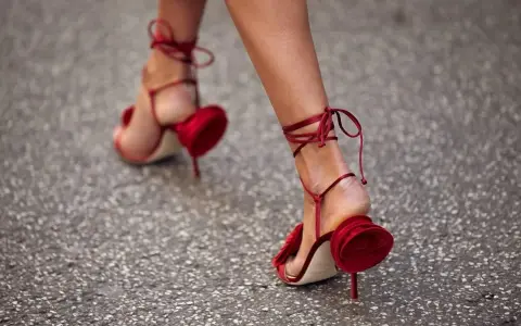 Idealne buty do czerwonej sukienki? Odkryj sekrety stylizacji!