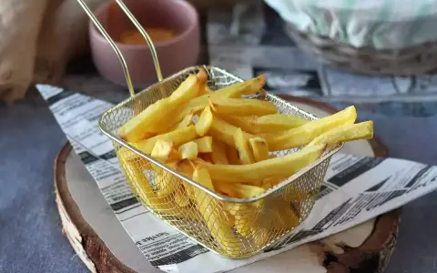 Chrupiące mrożone frytki z patelni? Mój przepis bez frytkownicy!