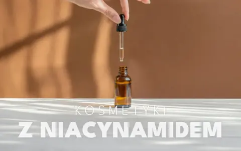 Dłoń trzyma pipetę z serum, nad buteleczką z brązowego szkła. Kosmetyki z niacynamidem to sekret pięknej skóry.