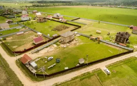 Ile kosztuje odrolnienie działki klasy 4? Sprawdź ukryte koszty