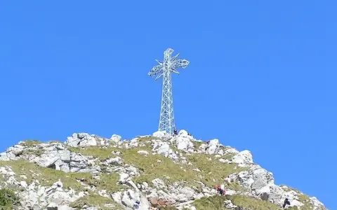 Krzyż na Giewoncie: Kiedy i dlaczego rozbłyska światłem?