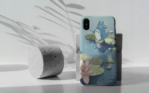 Urocze etui na Pixel 7 z Totoro łowiącym ryby na tle stawu z liliami wodnymi.