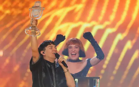 Loreen, która wygrała Eurowizję, świętuje triumf z trofeum.