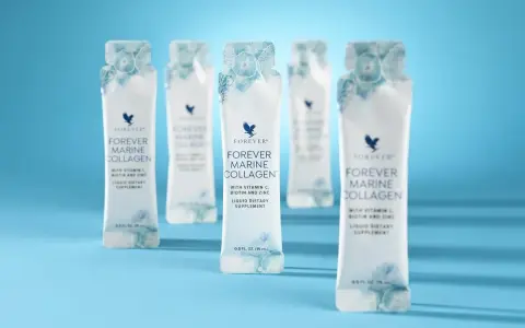 Kilka saszetek Forever Marine Collagen z witaminą C, biotyną i cynkiem. Sprawdź atrakcyjną forever marine collagen cena!