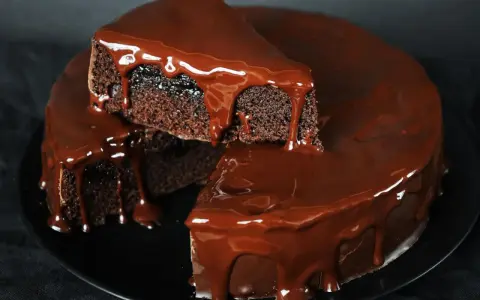 Ein saftiger Schokokuchen mit glänzender Schokoladenglasur, der Lust auf ein schokokuchen rezept einfach und schnell macht.