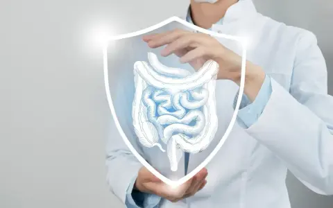Lekarz chroni jelita, symbolizując walkę z chorobą.