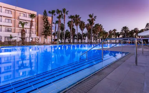 Basen hotelowy Louis Phaethon Beach, otoczony palmami, zaprasza na relaks. Wiele pozytywnych louis phaethon beach opinie potwierdza jego urok.