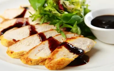 Jak zrobić sos balsamiczny do sałatek w 5 minut – prosty przepis