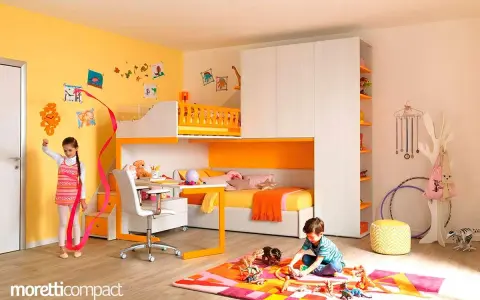 Una vivace stanza dei giochi bambini con letto a castello, scrivania e un bambino che gioca sul tappeto colorato.