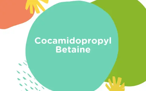 Kolorowe kształty na białym tle, z napisem "Cocamidopropyl Betaine". Składnik ten jest często używany w kosmetykach.