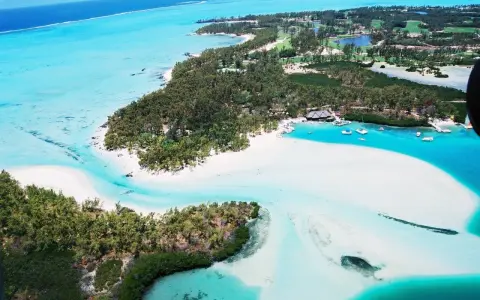 Rajska plaża z turkusową wodą i zielonymi palmami. Idealne miejsce na wakacje, gdzie marzysz o wizie na Mauritius.