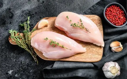 Ile gram białka jest w 100g kurczaka? Zaskakujące różnice!