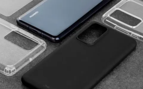 Czarny, matowy pokrowiec gumowy i dwa przezroczyste etui na telefon Huawei.