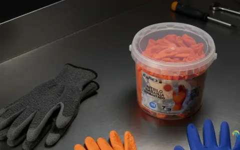Guantes anticorte niveles de protección en gris y naranja, listos para tareas exigentes.
