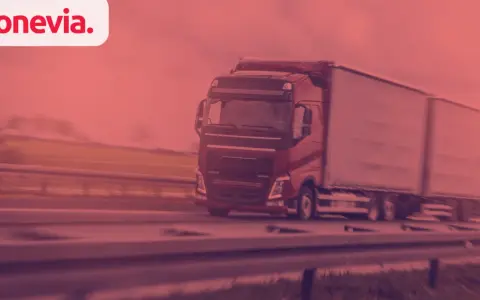 Czerwona ciężarówka z naczepą pędzi autostradą. To symbol sprawnego transportu, który dzięki Monevia może zyskać pakiet mobilności dodatkowe 2 godziny.