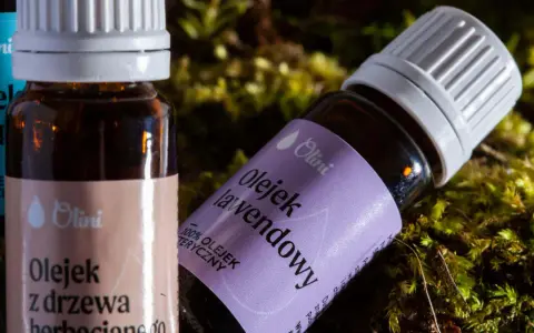 Butelka olejku lawendowego, naturalny sposób na kleszcze. Obok butelka olejku z drzewa herbacianego.