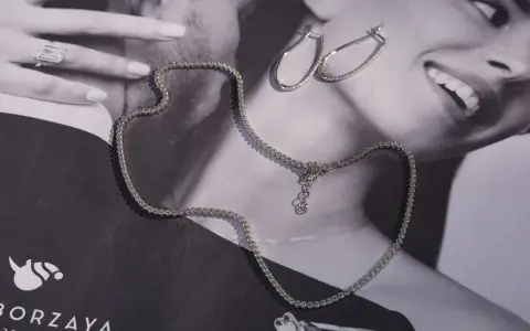 Collana e orecchini in argento, perfetti per capire come riconoscere l'oro bianco dall'argento.
