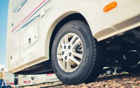Pneus camping-car : le guide essentiel pour choisir et entretenir