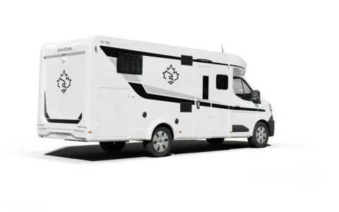 Biały kamper AhornCamp TE 740 First Edition z czarnymi detalami i logo liścia klonu. Gotowy na przygody!