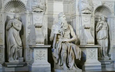 Escultura de Moisés en San Pietro in Vincoli, Roma. La obra maestra de Miguel Ángel, con figuras a los lados.