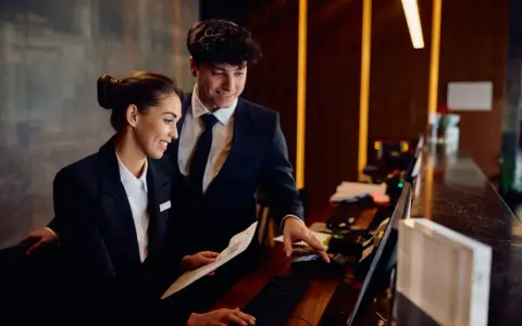Czym się różni hotel 4-gwiazdkowy od 5-gwiazdkowego? Odkryj kluczowe różnice