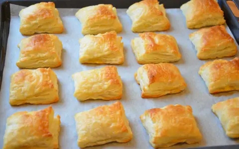 Puszyste ciastka z ciasta francuskiego, idealne na przekąskę.