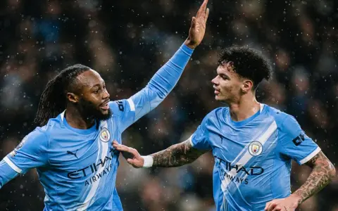 Dos jugadores del Manchester City celebran un gol contra el Newcastle.